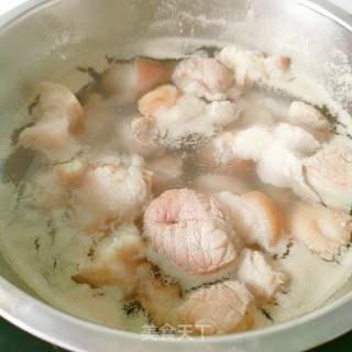 裤腿肉墨鱼黄花菜汤的做法步骤：7