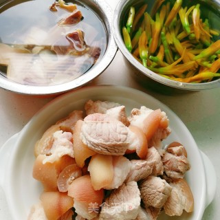 裤腿肉墨鱼黄花菜汤的做法步骤：8