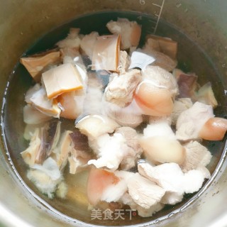 裤腿肉墨鱼黄花菜汤的做法步骤：9