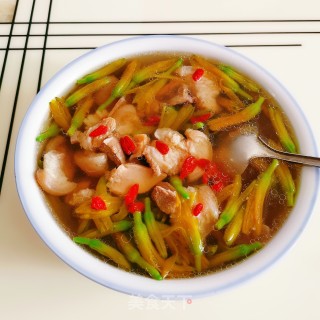 裤腿肉墨鱼黄花菜汤的做法步骤：12