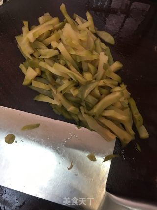 榨菜炒里脊肉的做法步骤：2