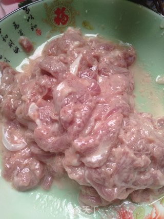香菇炒牛柳的做法步骤：1