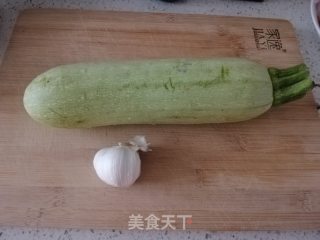 蒜片炒云南小瓜的做法步骤：1