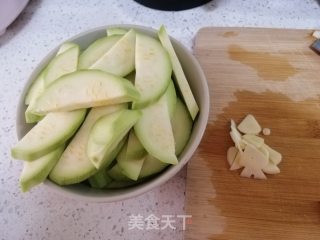 蒜片炒云南小瓜的做法步骤：2