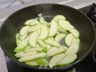 蒜片炒云南小瓜的做法步骤：5