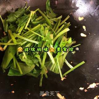 ????‍????仙草烹饪????cooking????‍????：祥瑞宝贝餐桌之菠菜炒鸡蛋的做法步骤：3