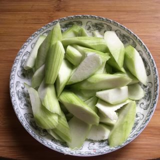 丝瓜炒肉的做法步骤：1