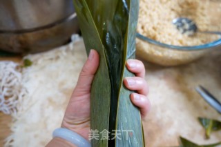 咸蛋黄鲜肉粽的做法步骤：8