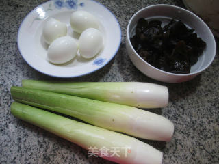 炸蛋黑木耳烧茭白的做法步骤：1