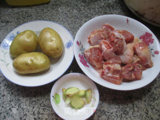 鸡块蒸土豆的做法步骤：1