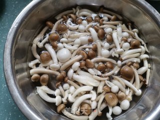 蚝油双菇的做法步骤：2