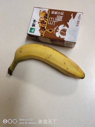 牛奶香蕉汁的做法步骤：1