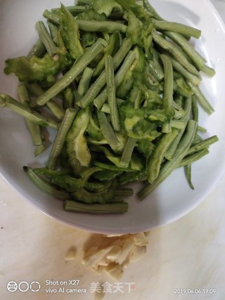 苦瓜炒豆角的做法步骤：1