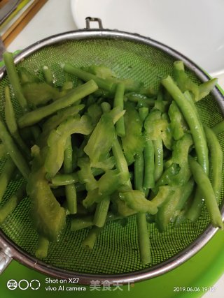 苦瓜炒豆角的做法步骤：3