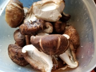 鲜菇彩椒炒四季豆的做法步骤：2