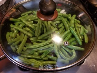 鲜菇彩椒炒四季豆的做法步骤：6