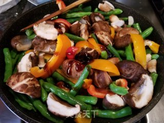 鲜菇彩椒炒四季豆的做法步骤：8