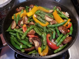 鲜菇彩椒炒四季豆的做法步骤：10