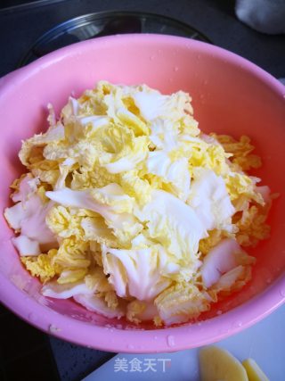 白菜炖土豆的做法步骤：1