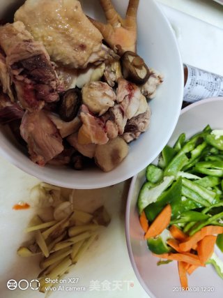 青椒炒鸡肉的做法步骤：1