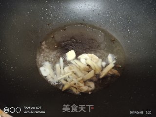 青椒炒鸡肉的做法步骤：2