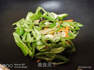 青椒炒鸡肉的做法步骤：3