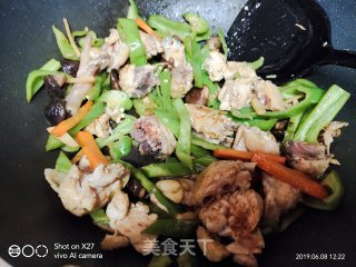青椒炒鸡肉的做法步骤：4