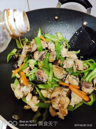 青椒炒鸡肉的做法步骤：5