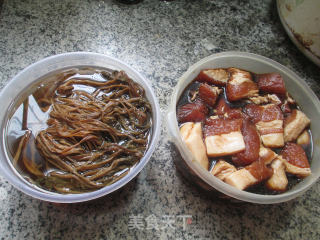 梅干菜鲜肉糯米粽的做法步骤：2
