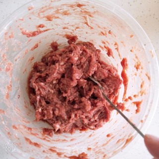 蒜香猪肉肠的做法步骤：1