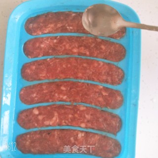蒜香猪肉肠的做法步骤：7