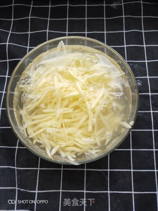 简单又下饭的酸辣土豆丝的做法步骤：2