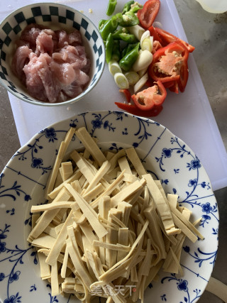 肉炒豆腐丝的做法步骤：1
