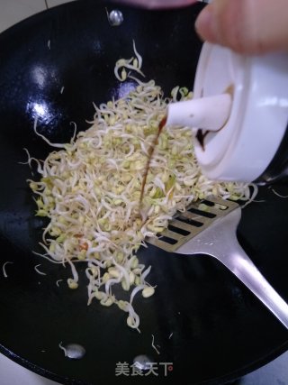 清炒绿豆芽的做法步骤：4