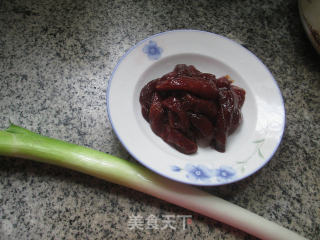 大葱炒牛柳的做法步骤：1