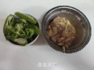 青椒炒鸡胸肉的做法步骤：1