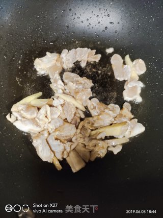 青椒炒鸡胸肉的做法步骤：2