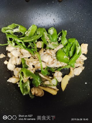 青椒炒鸡胸肉的做法步骤：3