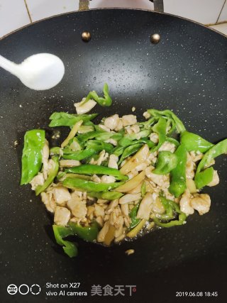 青椒炒鸡胸肉的做法步骤：4