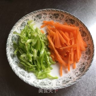 胡萝卜青椒炒鸡蛋的做法步骤：1
