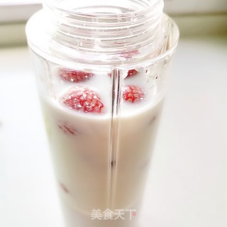 草莓奶昔的做法步骤：2