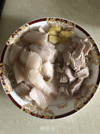 青椒回锅肉的做法步骤：2