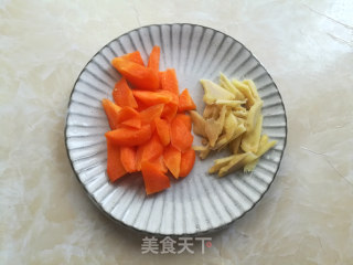 胡萝卜虾肠的做法步骤：2