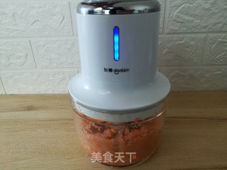 胡萝卜虾肠的做法步骤：3
