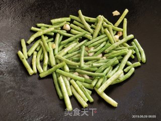 炒豆角的做法步骤：3