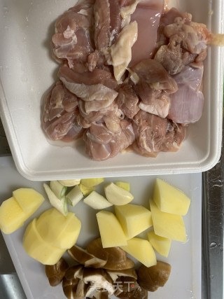 香菇土豆炖鸡腿肉的做法步骤：1
