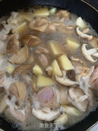香菇土豆炖鸡腿肉的做法步骤：2