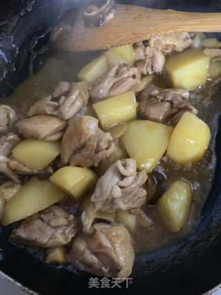 香菇土豆炖鸡腿肉的做法步骤：3