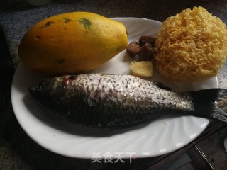 鲫鱼雪耳木瓜汤的做法步骤：1