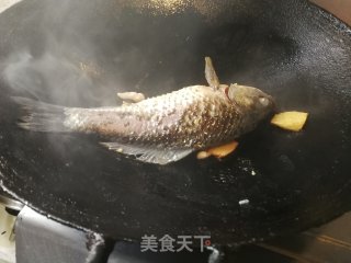 鲫鱼雪耳木瓜汤的做法步骤：2